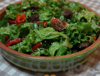 Η συνταγή της ημέρας: Σαλάτα με χωριάτικο λουκάνικο αρωματισμένο με μέλι και τσίπουρο